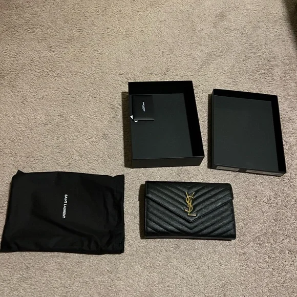 Ysl pouch monogram grain de poudre tech hotsell